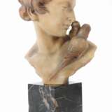 Dommisse, Johannes Antwerpen 1878 - 1955 ebd., belgischer Bildhauer. ''Damenbüste mit Wellensittichen'' - фото 1
