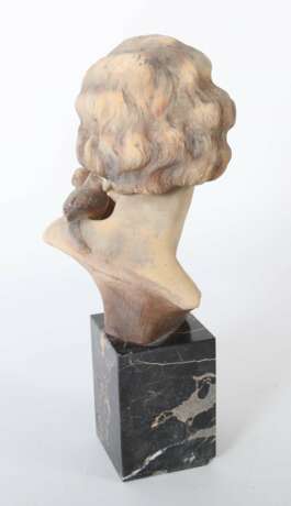 Dommisse, Johannes Antwerpen 1878 - 1955 ebd., belgischer Bildhauer. ''Damenbüste mit Wellensittichen'' - фото 3