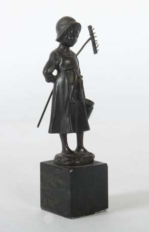 Pilar, Johan (nach) 1870 - 1930, Wiener Bildhauer. ''Magd mit Rechen'' - Foto 2