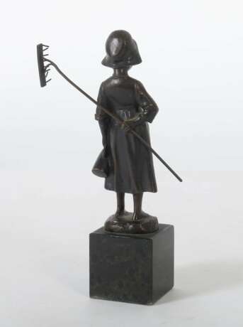 Pilar, Johan (nach) 1870 - 1930, Wiener Bildhauer. ''Magd mit Rechen'' - Foto 3