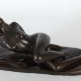 Bildhauer des 20. Jahrhundert ''Liegender Damenakt'' - photo 2