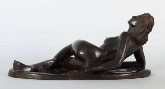 Bildhauer des 20. Jahrhundert ''Liegender Damenakt'' - photo 3