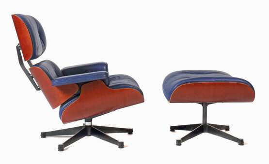 Eames, Charles & Ray US-amerikanisches Designer- und Architektenehepaar. Lounge Chair ''670'' mit Ottomane ''671'' - Foto 1