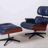 Eames, Charles & Ray US-amerikanisches Designer- und Architektenehepaar. Lounge Chair ''670'' mit Ottomane ''671'' - Foto 2