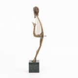 Surrealistische Figur mit Harfe - фото 1