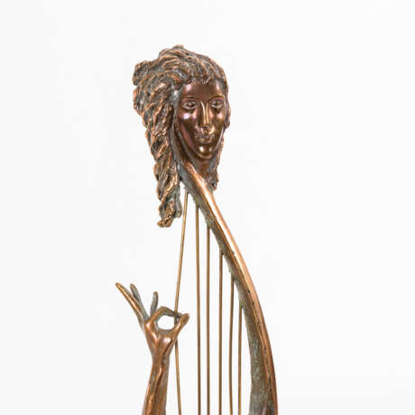 Surrealistische Figur mit Harfe - photo 2