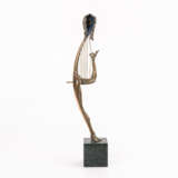 Surrealistische Figur mit Harfe - photo 3