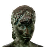 KIEWIET, BERT (Amsterdam 1918-2008 Mantinge, niederländischer Bildhauer), "Hilda", Bronze, grüntonig patiniert, - Foto 3