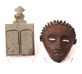 KonvoluTiefe: 2tlg.: eine kleine Metallmaske und eine Reiseikone aus Stein, wohl AFRIKA, 1. Hälfte 20. Jahrhundert