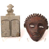 KonvoluTiefe: 2tlg.: eine kleine Metallmaske und eine Reiseikone aus Stein, wohl AFRIKA, 1. Hälfte 20. Jahrhundert - photo 1