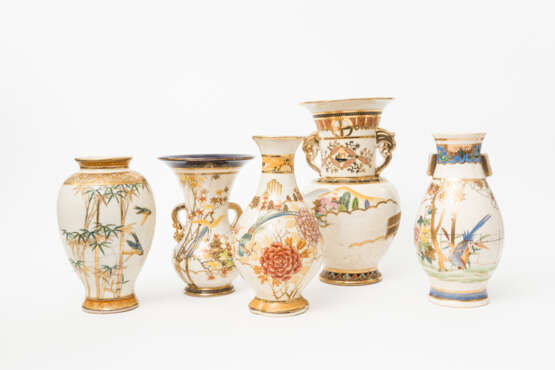 KonvoluTiefe: 5 Vasen im Satsuma-Stil. JAPAN, 20. Jahrhundert - photo 1