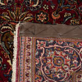 Orientalischer Vasenteppich mit üppigem Floralrankendekor - фото 2