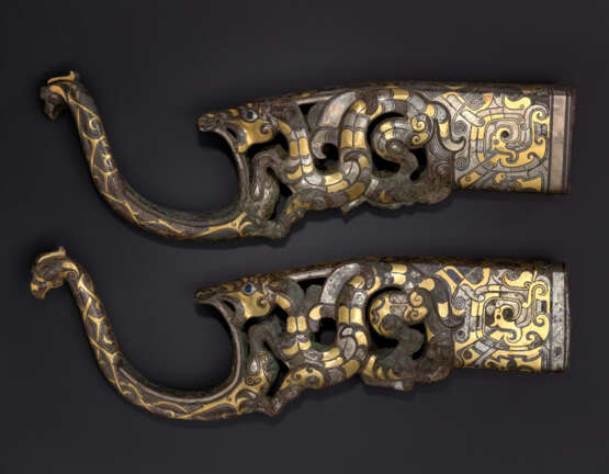 A RARE AND MAGNIFICENT PAIR OF GOLD AND SILVER-INLAID BRONZE... - фото 4