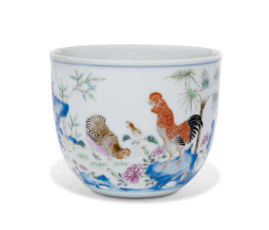 A VERY RARE AND FINE FAMILLE ROSE 'CHICKEN' CUP - photo 1
