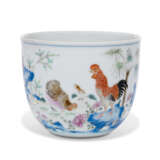 A VERY RARE AND FINE FAMILLE ROSE 'CHICKEN' CUP - photo 1