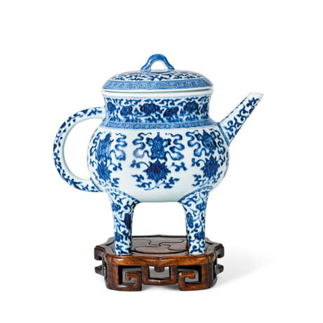 A BLUE AND WHITE EWER AND COVER, HE - фото 2