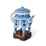 A BLUE AND WHITE EWER AND COVER, HE - фото 3