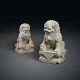 A MONUMENTAL PAIR OF MARBLE BUDDHIST LIONS - Foto 1