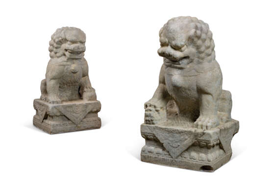 A MONUMENTAL PAIR OF MARBLE BUDDHIST LIONS - Foto 2