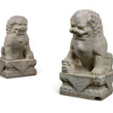 A MONUMENTAL PAIR OF MARBLE BUDDHIST LIONS - Foto 2