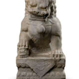 A MONUMENTAL PAIR OF MARBLE BUDDHIST LIONS - Foto 4