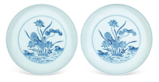 A PAIR OF BLUE AND WHITE 'DUCK AND LOTUS POND' DISHES - фото 1