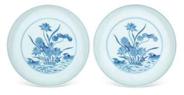 A PAIR OF BLUE AND WHITE 'DUCK AND LOTUS POND' DISHES