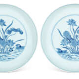 A PAIR OF BLUE AND WHITE 'DUCK AND LOTUS POND' DISHES - фото 1
