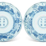 A PAIR OF BLUE AND WHITE 'DUCK AND LOTUS POND' DISHES - фото 2