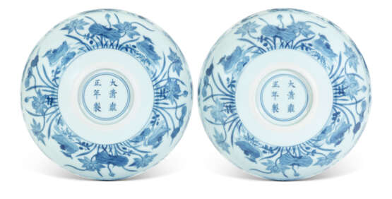 A PAIR OF BLUE AND WHITE 'DUCK AND LOTUS POND' DISHES - Foto 2