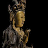 A LARGE PARCEL-GILT-BRONZE FIGURE OF GUANYIN - Foto 2