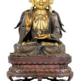 A LARGE PARCEL-GILT-BRONZE FIGURE OF GUANYIN - Foto 3