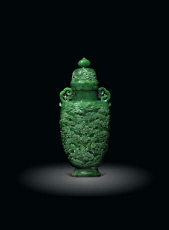 A FINELY CARVED SPINACH-GREEN JADE 'LANDSCAPE' VASE AND COVE... - photo 1