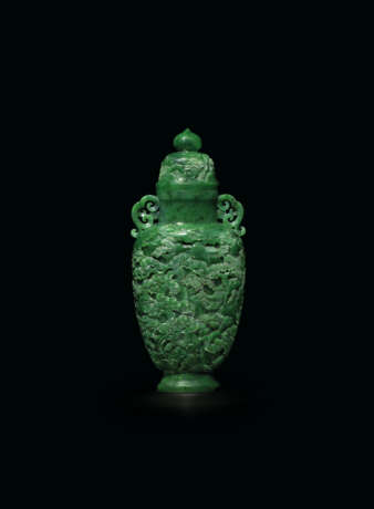 A FINELY CARVED SPINACH-GREEN JADE 'LANDSCAPE' VASE AND COVE... - Foto 2