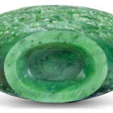 A FINELY CARVED SPINACH-GREEN JADE 'LANDSCAPE' VASE AND COVE... - Foto 3