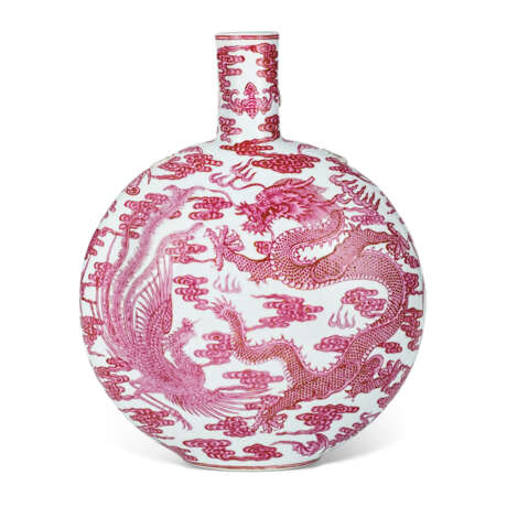 A PUCE-ENAMELLED 'DRAGON AND PHOENIX' MOONFLASK - photo 1
