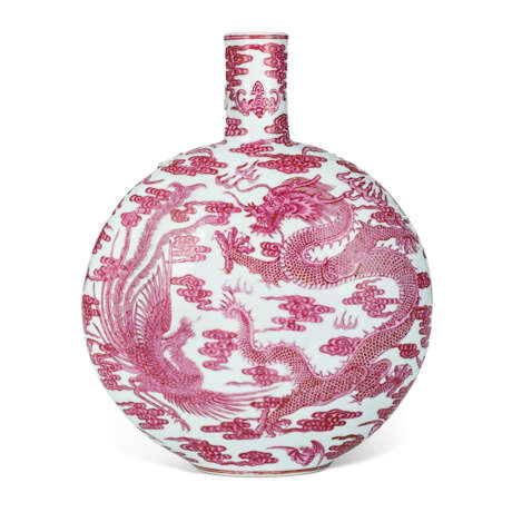 A PUCE-ENAMELLED 'DRAGON AND PHOENIX' MOONFLASK - photo 2