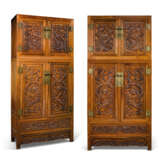 A LARGE PAIR OF CARVED COMPOUND HUALI 'DRAGON' CABINETS - Foto 1