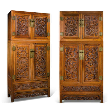 A LARGE PAIR OF CARVED COMPOUND HUALI 'DRAGON' CABINETS - фото 1