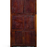 A LARGE PAIR OF CARVED COMPOUND HUALI 'DRAGON' CABINETS - Foto 5