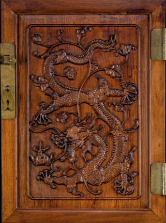 A LARGE PAIR OF CARVED COMPOUND HUALI 'DRAGON' CABINETS - фото 6