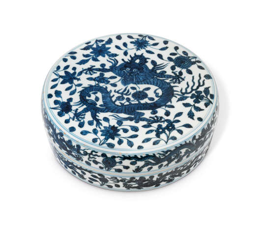 A LARGE BLUE AND WHITE CIRCULAR 'DRAGON' BOX AND COVER - photo 1