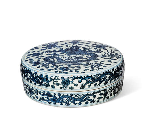A LARGE BLUE AND WHITE CIRCULAR 'DRAGON' BOX AND COVER - Foto 2