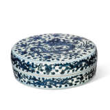 A LARGE BLUE AND WHITE CIRCULAR 'DRAGON' BOX AND COVER - Foto 2