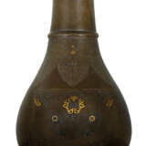 A LARGE SILVER AND GOLD-INLAID PEAR-SHAPED BRONZE VASE - фото 1