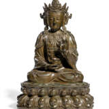 A LARGE AND FINELY-CAST INSCRIBED BRONZE FIGURE OF AVALOKITE... - Foto 1
