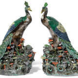 A LARGE PAIR OF FAMILLE ROSE MODELS OF PEACOCKS - Foto 1