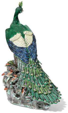 A LARGE PAIR OF FAMILLE ROSE MODELS OF PEACOCKS - photo 3