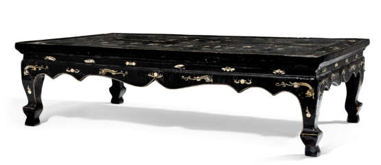 A FINELY INLAID LACQUER LOW TABLE, KANG - фото 1