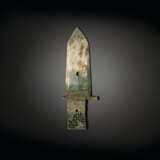 A VERY RARE JADE HALBERD BLADE WITH TURQUOISE-INLAID BRONZE ... - Foto 1